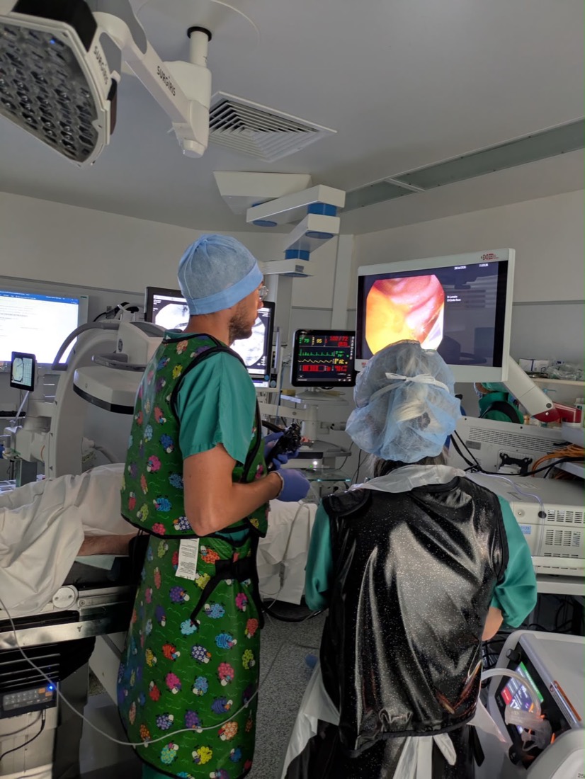 Le Dr Marc-Antoine Lemaire réalisant une endoscopie digestive au bloc d'endoscopie du Centre Hospitalier Émile-Roux